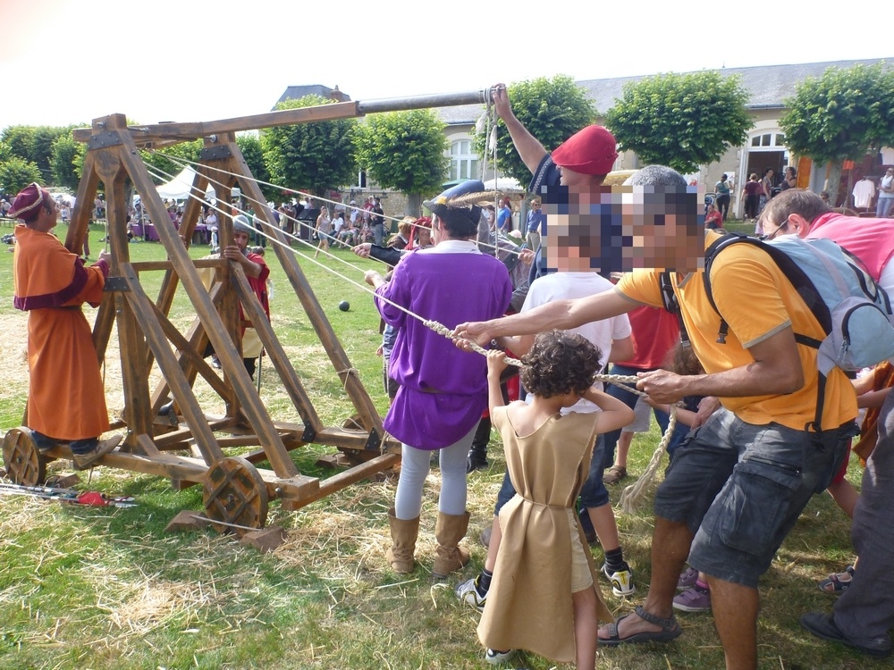 Petits et grands préparent le trébuchet à la fête médiévale de Lusignan (86)
